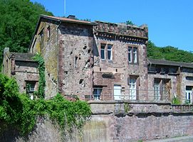 Das Empfangsgebäude; genaue Zählungen ergaben über 100 noch heute sichtbare Einschusslöcher aus dem Zweiten Weltkrieg[1]