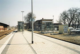 Bahnhof Hermsdorf-Klosterlausnitz (2003), rechts das ehem. Empfangsgebäude