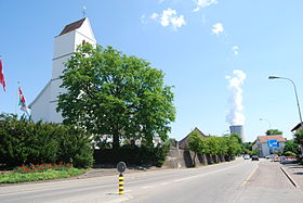 Kirche Obergösgen und im Hintergrund der Kühlturm des Kernkraftwerks Gösgen