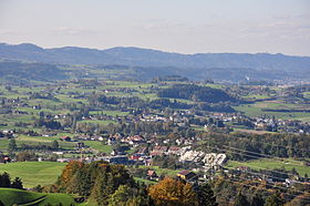 Ansicht von Feusisberg auf Samstagern und Wollerau, im Hintergrund die Albis-Kette mit der Felsenegg, ganz rechts das Sihltal