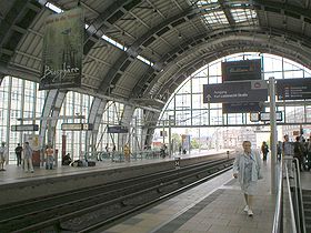 Die Halle des Bahnhofes; Regionalbahnsteig links, S-Bahn rechts