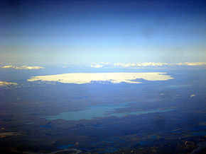 Der See vor dem Gletscherschild Hofsjökull