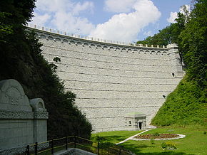 Staumauer der Marklissa-Talsperre im Juli 2005