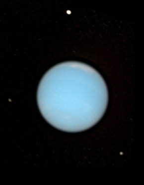 Neptun in natürlichen Farben und die Monde Proteus (oben), Larissa (rechts unten) und Despina (links), aufgenommen im April 2005 vom Hubble-Weltraumteleskop.