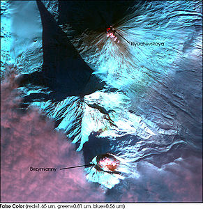 Kljutschewskaja-Sopka-Vulkangruppe, Kamtschatka: Kljutschewskaja Sopka (oben), Besymjanny (unten), beide aktiv, und der Kamen (Mitte).