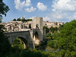 Brücke von Besalú aus dem 12. Jahrhundert über den Fluss Fluvià