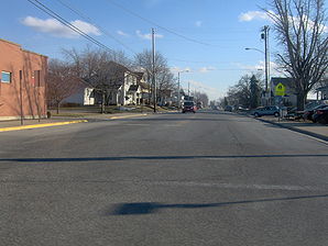Blick auf die Mainstreet (Ohio State Route 65) von der Kreuzung mit der Pike Street (Ohio State Route 274)