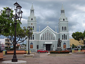 Hauptplatz mit der katholischen Kirche von Aguada