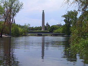 Saranac River und McDonough Monument