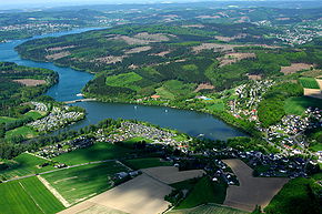 Blick auf den See Richtung Staudamm, Vordergrund: Amecke, Hintergrund: Langscheid, Damm oben links