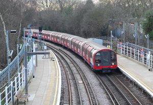 Ein Zug vom Typ 1992 Tube Stock fährt in die Station Finchley Central ein