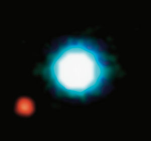 Infrarot-Aufnahme des Braunen Zwerges 2M1207 (Bildzentrum) und seines Begleiters 2M1207 b (links unten) (Aufnahme: VLT/NACO, ESO, 2004)