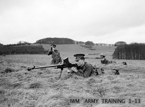 Boys-Panzerbüchse bei einem Übungsschießen vor dem Krieg