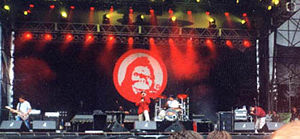 A bei einem Liveauftritt 2000