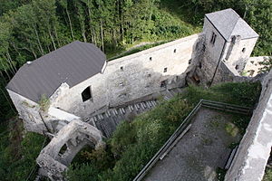Ostseitiges Burgareal der Araburg vom Bergfried aus gesehen