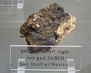 Bromargyrit mit gediegen Silber - San Onofre, Mexiko.jpg