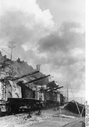 Deutsche Marine-Eisenbahnbatterie beschießt im Oktober 1944 bei San Remo feindliche Zerstörer.