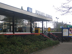 Der Bahnhof Etten-Leur, im Hintergrund die Strecke