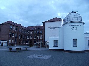 Schulhof im Jahre 2008 mit Sternwarte