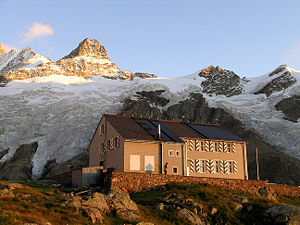 Glecksteinhütte bei Sonnenaufgang