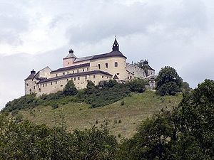 Die Burg von der Gemeinde Krásnohorské Podhradie aus gesehen