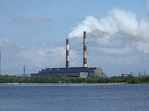 Kraftwerk Archangelsk vom anderen Ufer der Kusnetschicha aus gesehen