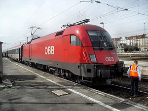 EuroCity mit Elektrolokomotive der ÖBB-Baureihe 1116 (Siemens ES64U2, Taurus) auf Gleis 7 des Bahnhofs München Ost in München in Bayern (Deutschland) auf dem Weg nach Klagenfurt am Wörthersee in Österreich