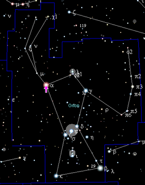 Position von Beteigeuze, mit α gekennzeichnet und mit einem rosa Pfeil markiert, im Sternbild Orion