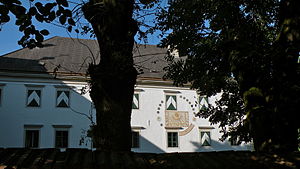 Südseite von Schloss Marbach mit Sonnenuhr