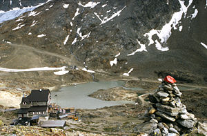 Die Schöne-Aussicht-Hütte von Nordwesten mit vom Hochjochferner gespeistem Gletschersee