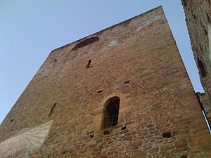 Der im obersten Stockwerk bewohnbare, außen fünf- und innen viereckige Bergfried konnte durch einen Hocheingang betreten werden.