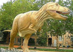 Plastische Lebendrekonstruktion von Tyrannosaurus rex vor dem Frankfurter Senckenbergmuseum