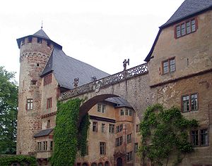 Schloss mit dem 1588 errichteten Prachtbogen.