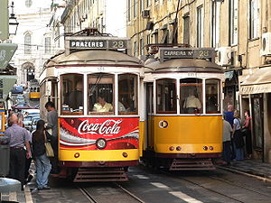 Zwei Triebwagen der Linie 28E begegnen sich in der Rua da Conceição.