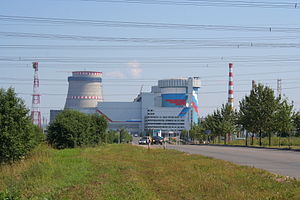 Blick auf das Kernkraftwerk von der Zufahrtsstraße (links ein in Bau befindlicher und ein fertiggestellter Kühlturm)