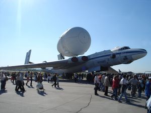 Eine zum Transport von Aussenlasten umgebaute Maschine 2005 auf der MAKS in Zhukovskiy, auch bekannt als WM-T „Atlant“