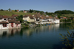 Blick vom linken Rheinufer auf das Städtchen Eglisau