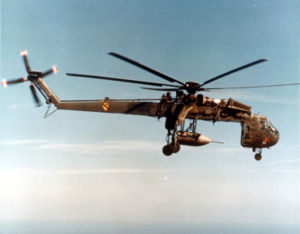 Eine CH-54A transportiert eine &amp;amp;quot;Daisy Cutter&amp;amp;quot;-Benzinbombe