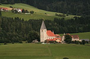 Blick auf die Kirche von Mariahof vom Ortsteil Vockenberg aus
