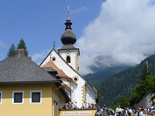 Die Zederhauser Pfarrkirche mit Pfarrhof im Vordergrund