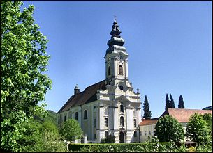 Fassade der Stiftskirche