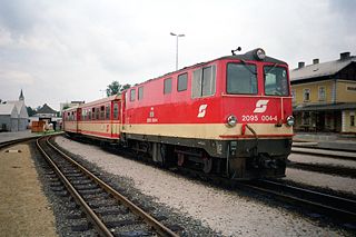 Zug mit Diesellok der Reihe 2095 in Wieselburg an der Erlauf (1989)