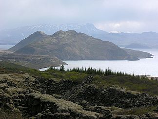 Arnarfell im Mittelgrund, im Hintergrund jenseits des Sees der Vulkan Hengill