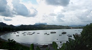 Bucht von Baracoa mit El Yunque im Hintergrund