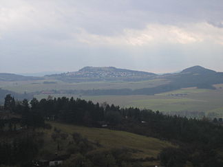 Burghasunger Berg mit Burghasungen (Mitte) und Bosenberg(rechts) vom Hohen Dörnberg aus Richtung Nordosten