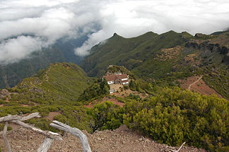 Felsnase mit der Berghütte unterhalb des Pico-Ruivo-Gipfels