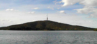 Black Mountain mit Black Mountain Tower, vom Lake Burley Griffin aus gesehen