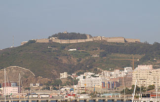 Blick auf die Fortaleza de Hacho am Gipfel des Monte Hacho