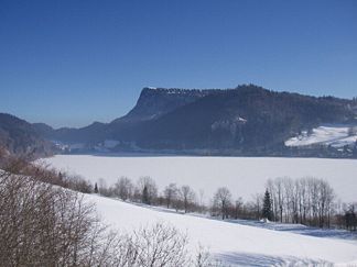 Dent de Vaulion, im Vordergrund der zugefrorene Lac Brenet (von Westen)