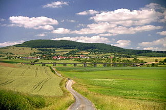 A 71-Brücke Rotes Tal mit Kühndorf und dem Dolmar